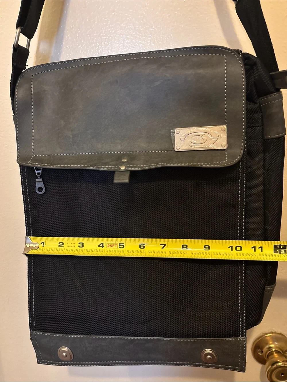 VTG Halo3 Messenger Nylon Bag. Black Mesh/Canvas Body Grey Trim Metal Logo. New